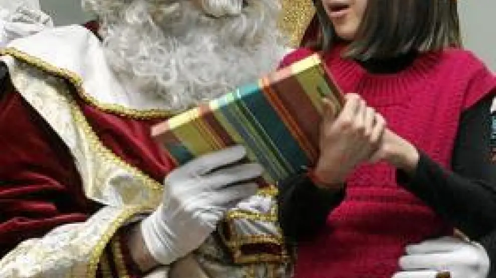 Melchor entrega un regalo a una niña, en una imagen de archivo