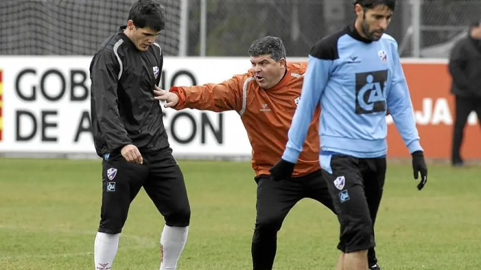 Onésimo Sánchez da instrucciones a sus jugadores durante el entrenamiento de ayer en el IES Pirámide.