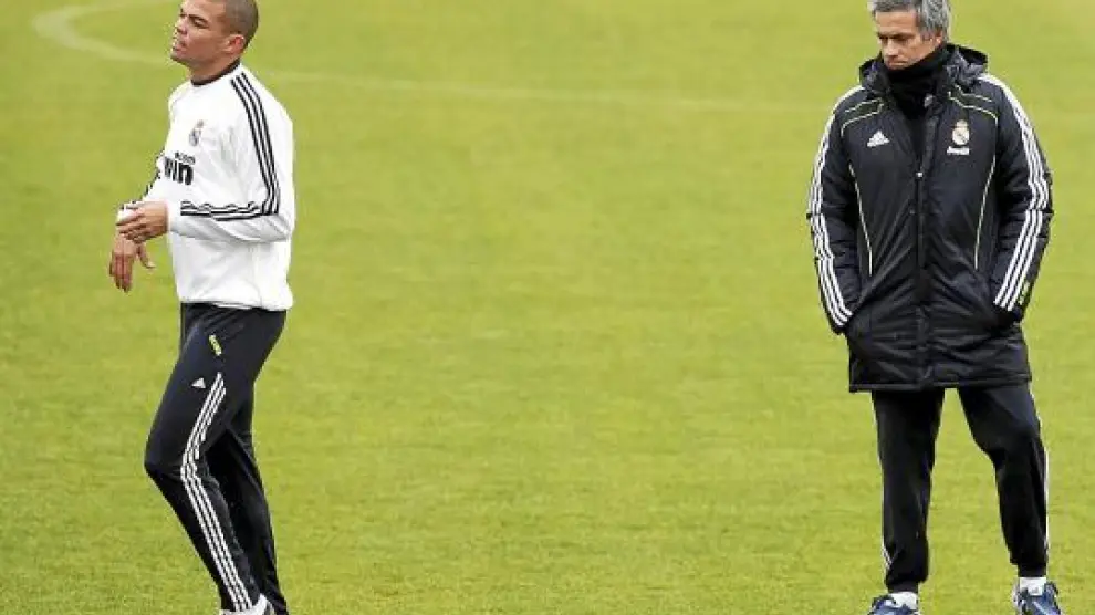 El madridista Pepe se entrena a las órdenes del Jose Mourinho.