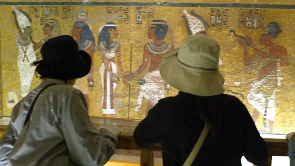Dos turistas contemplan la tumba de Tutankamón, en el Valle de los reyes