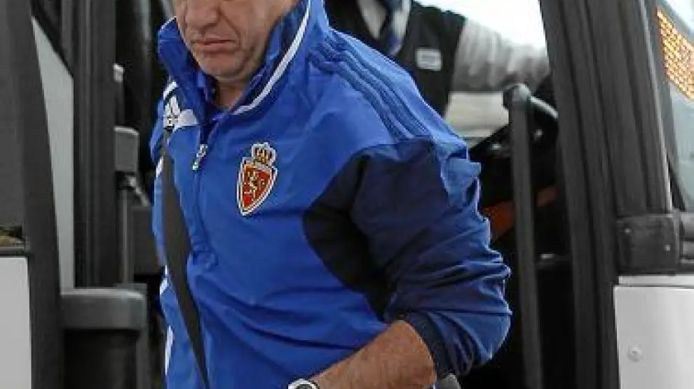 Aguirre ayer, bajando del autocar en el inicio del viaje a Barcelona.