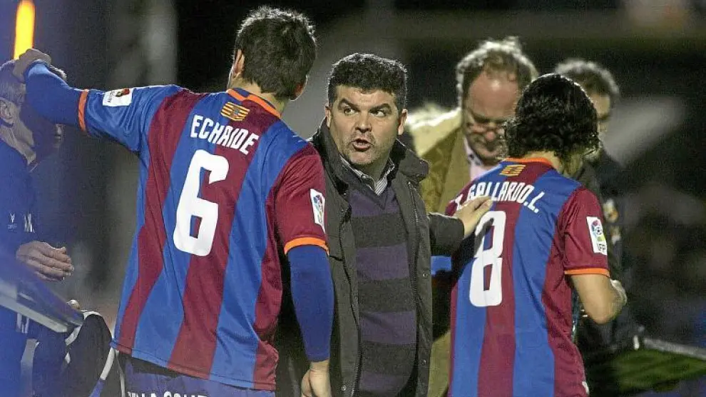 Onésimo Sánchez se dirige a Echaide y Gallardo poco antes de que ambos futbolistas saltasen al terreno de juego.