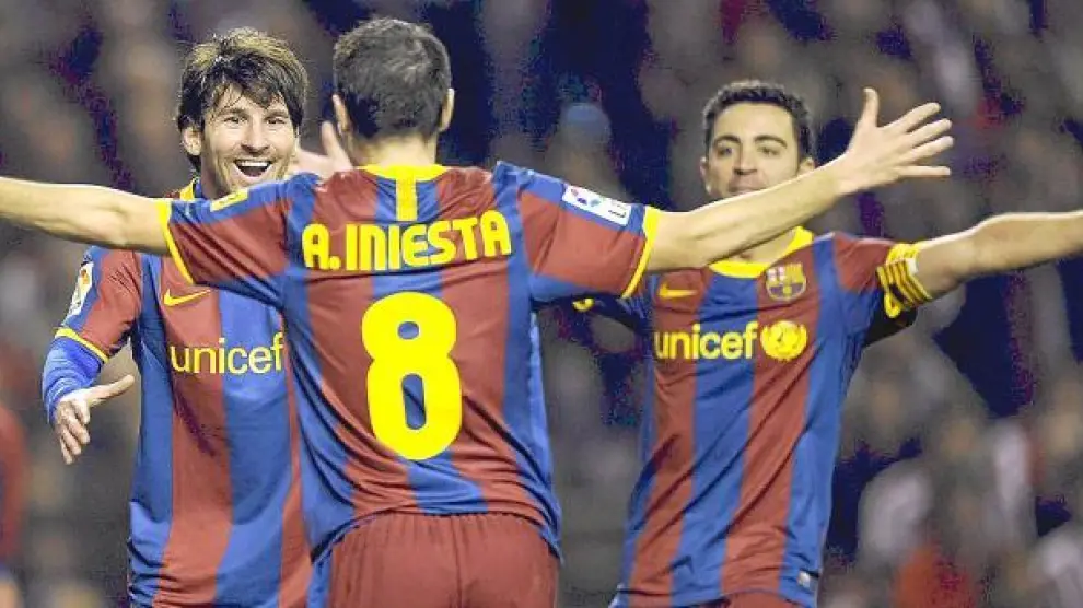 Los tres candidatos al Balón de Oro celebran un gol de su equipo.