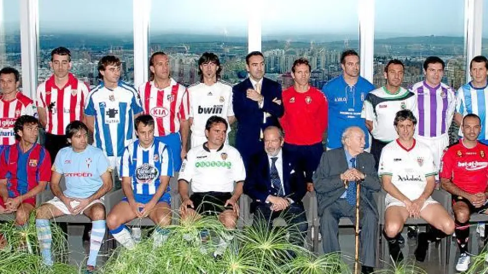 El ex jugador del Real Zaragoza Jesús Seba (abajo a la izquierda) participó en el partido de presentación de la Liga de Fútbol Indoor.