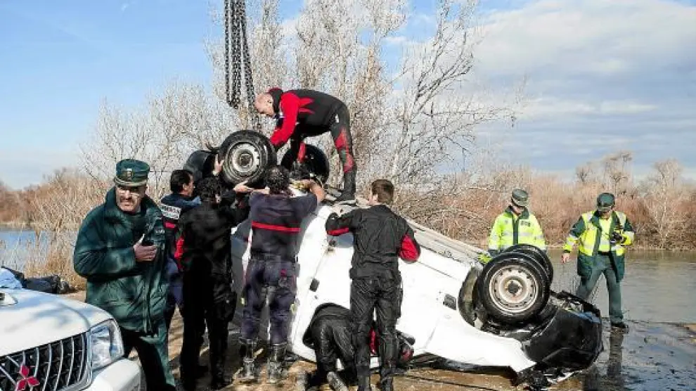 Una grúa de los Bomberos de Zaragoza logró sacar el vehículo del río sobre las 15.40 de ayer.
