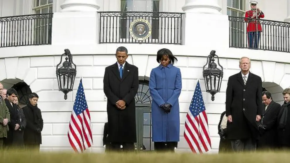 El presidente de Estados Unidos, Barack Obama (centro), y su esposa, Michelle, guardan un minuto de silencio, ayer en la Casa Blanca en Washington.