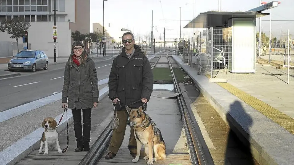 Pilar Badía y su perro Pancho y Alberto López-Bandrés y su perra Tana, ayer en las vías del tranvía del Paseo de los Olvidados.