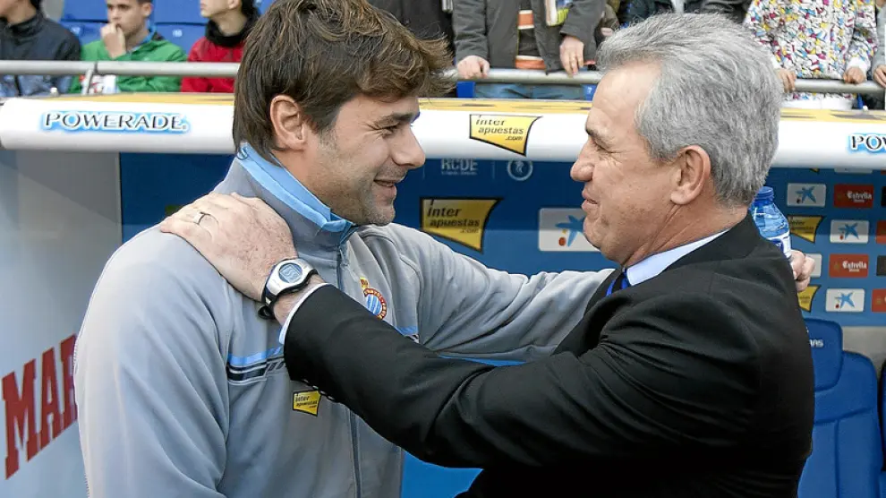Los entrenadores de ambos equipos, el argentino Mauricio Pochettino y el mexicano Javier Aguirre, se saludan antes del partido.