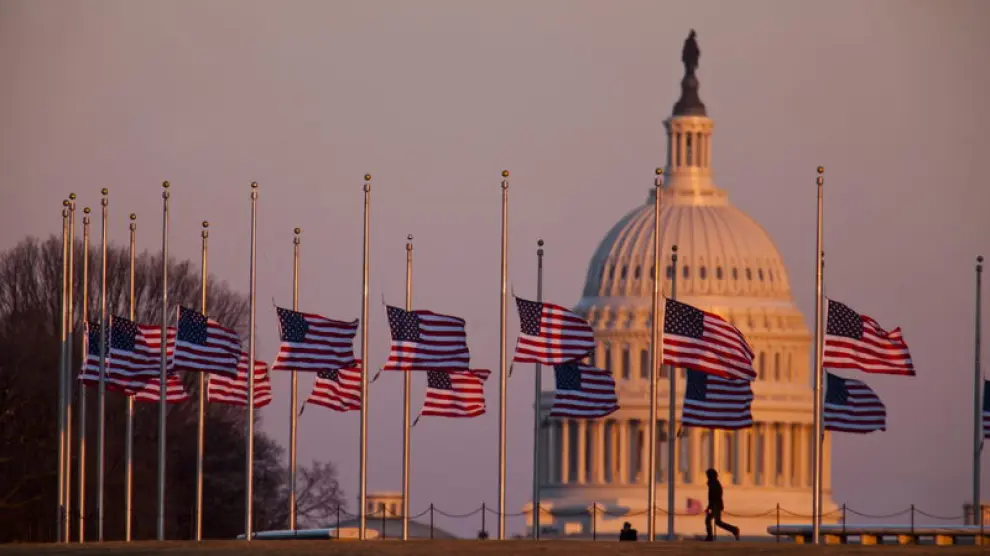 Las banderas ondean a media asta en Washington en señal de duelo por las víctimas