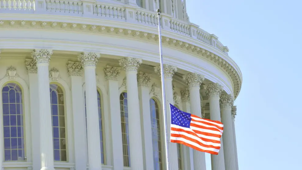 Banderas a media asta en el Capitolio de Washington en señal de luto