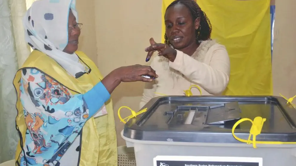Una mujer vota en el colegio electoral.