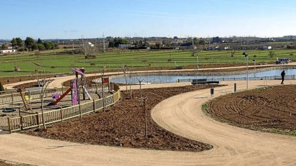 Vista del nuevo parque de Binéfar con un gran lago, que se inaugurará este sábado.