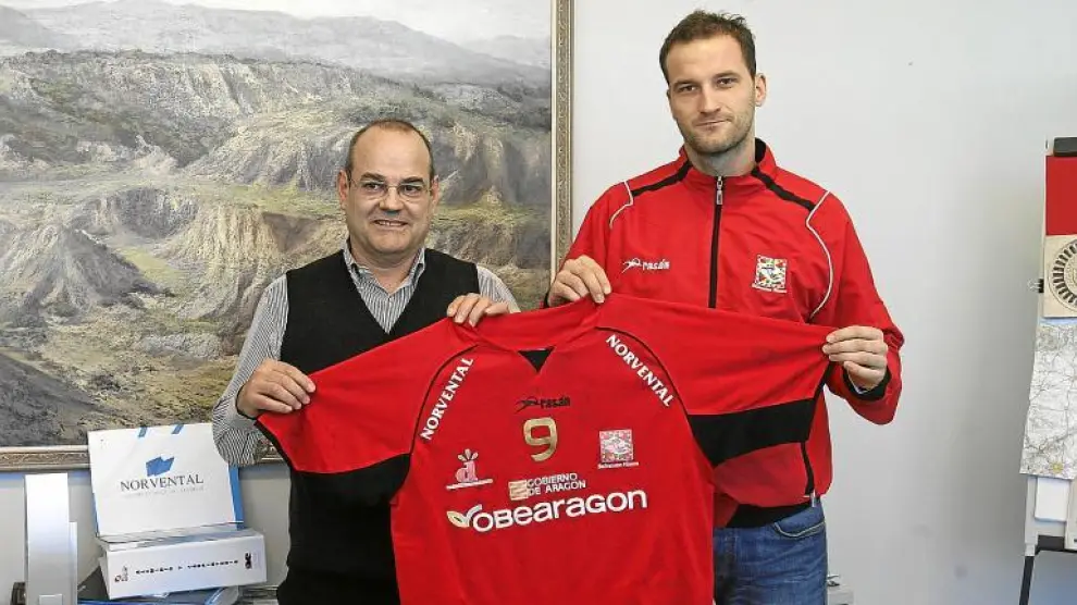 Ilija Sladic, a la derecha, muestra su camiseta en compañía del gerente de Norvental, Jesús Mairal.