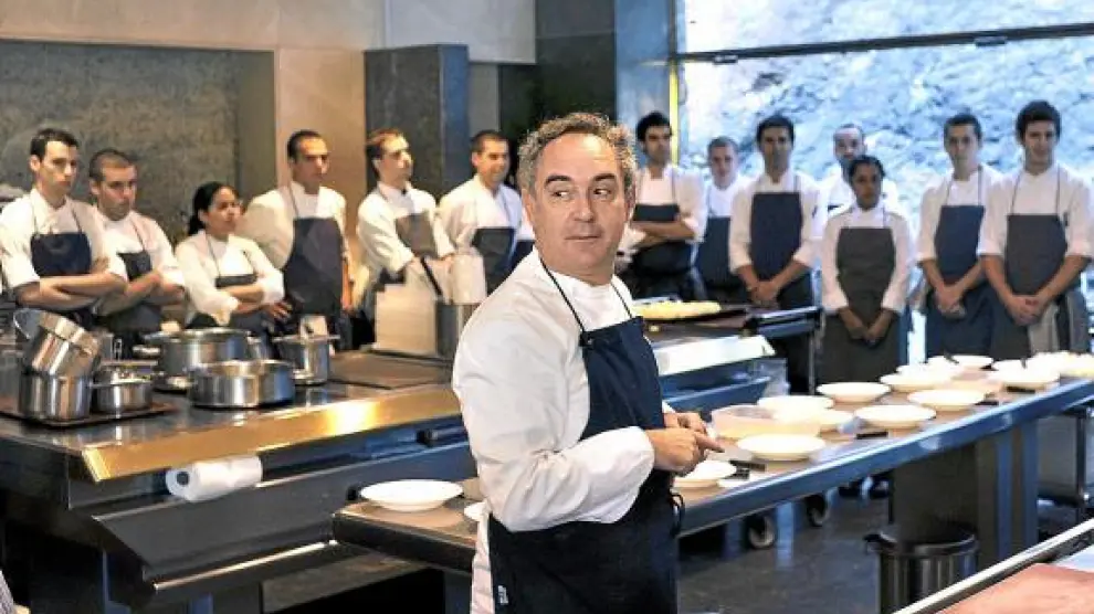 Ferran Adrià, ayer, con todo su equipo, en la cocina del restaurante El Bulli.