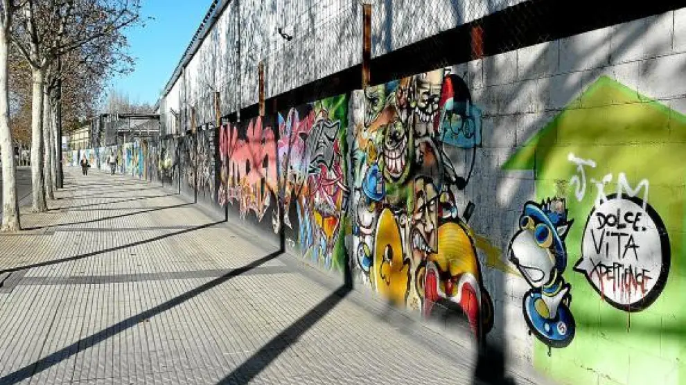 El muro de Hierros Alfonso en Marqués de la Cadena, con lo que queda de la última intervención grafitera.