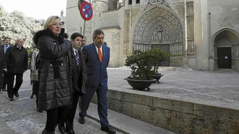 Eva Almunia, Luis Felipe y Juan Alberto Belloch paseando frente a la catedral de Huesca tras la reunión del consorcio.