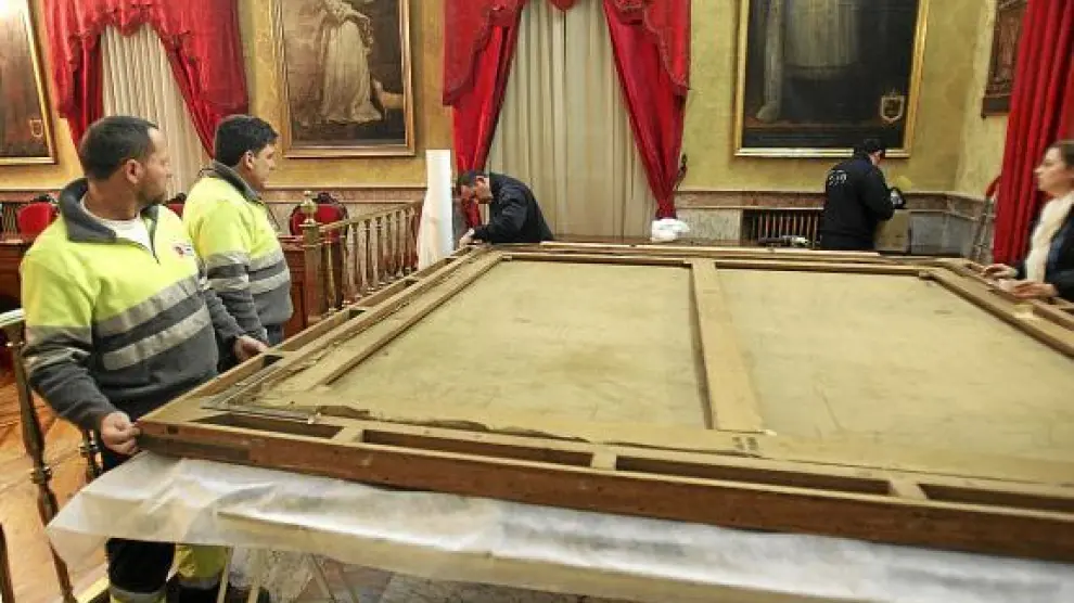 El embalaje del cuadro por parte de los operarios del Prado se realizó durante la mañana de ayer.