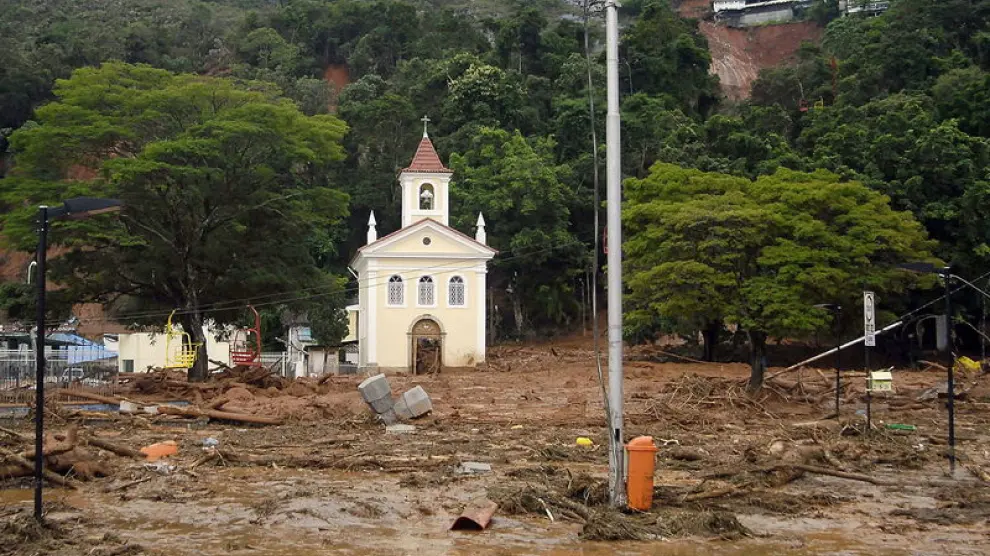 Iglesia sepultada por el agua.