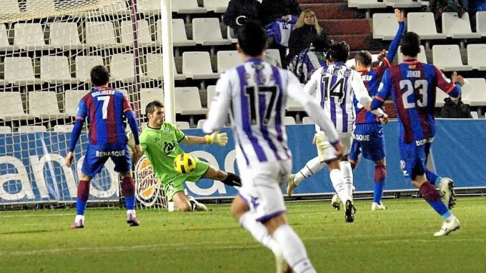 Andrés trata de rechazar un disparo de un jugador del Valladolid.