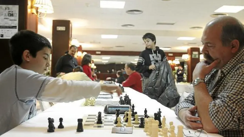 En primer plano, una de las partidas celebradas en el Hotel Pedro I del 'open' de ajedrez del CAH.