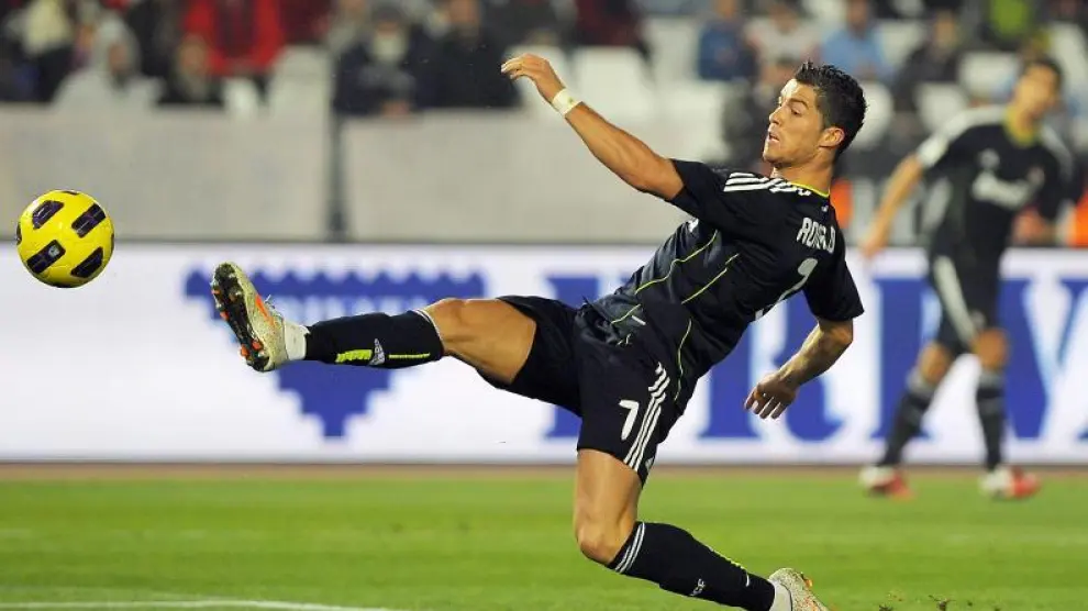 Cristiano Ronaldo se estira para tratar de llegar a un balón, ayer.