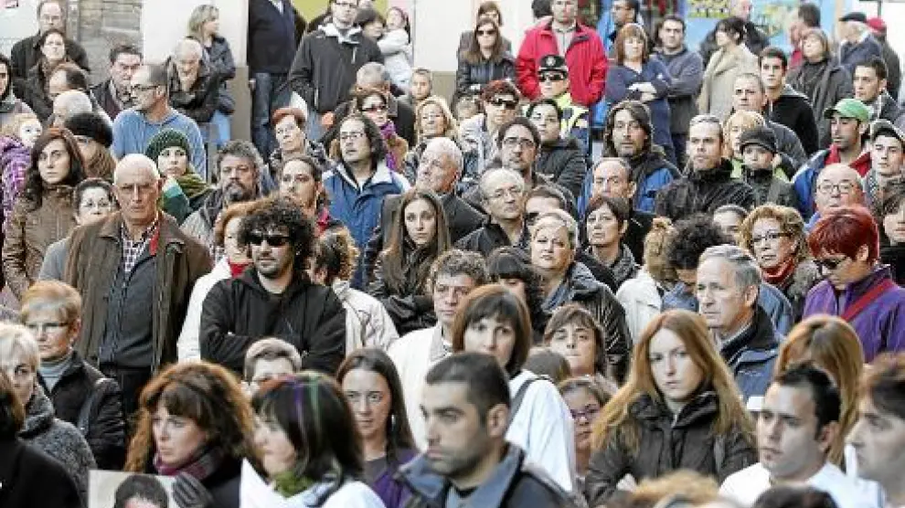 Asistentes a la concentración celebrada ante la Audiencia Provincial de Huesca.