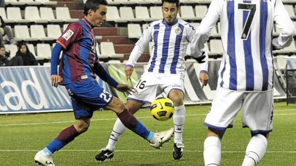 El navarro Jokin trata de jugar la pelota en el partido del pasado sábado en el Nuevo José Zorrilla de Valladolid.