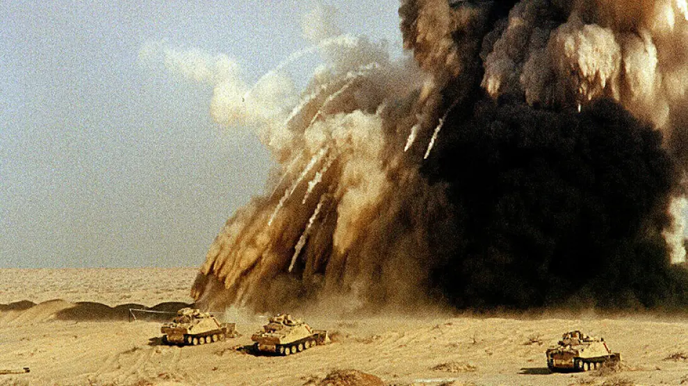 Soldados británicos casi son alcanzados por una mina el 7 de enero en el desierto de Arabia Saudí.