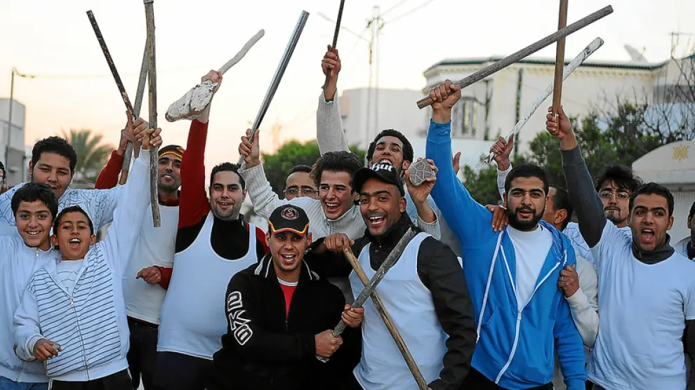 Un grupo de tunecinos protegen sus viviendas del saqueo