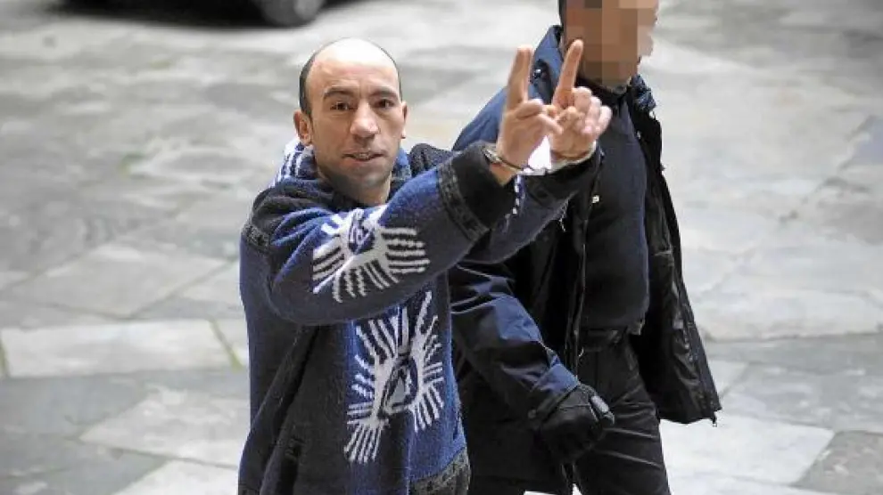 Belaid Ajoud, ayer en la Audiencia de Zaragoza, conducido por la Policía a la sala del juicio.