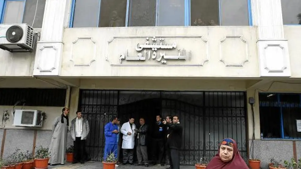 Entrada del hospital donde está ingresado el egipcio que se quemó a lo bonzo (arriba a la derecha).