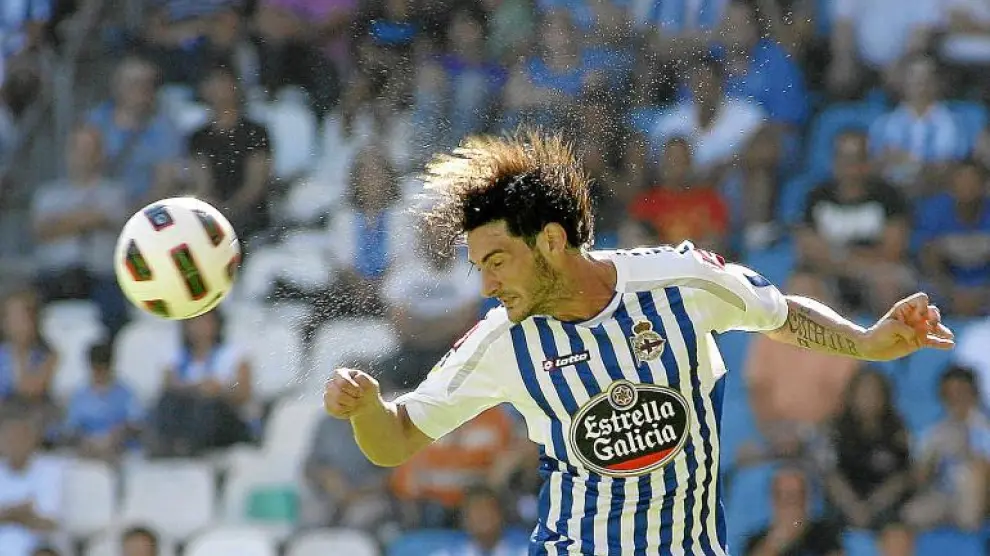 Colotto, el defensa argentino del Deportivo, remata de cabeza en el partido de la primera vuelta ante el Zaragoza.