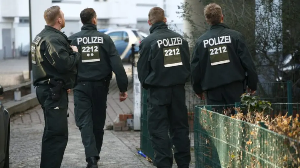 Un grupo de policías inspeccionan los alrededores de la embajada croata en Berlín