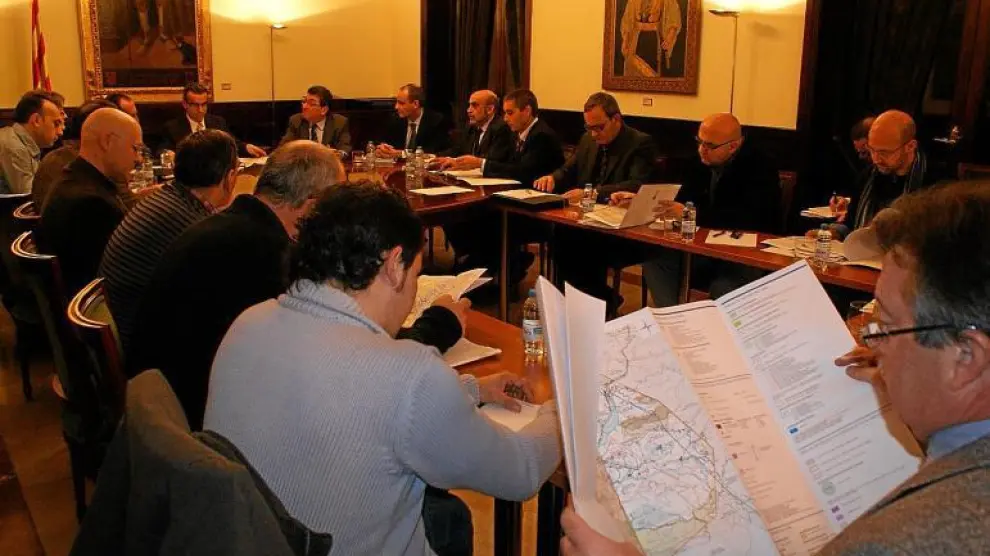 Los representantes de Red Eléctrica presentaron ayer a los alcaldes afectados de Huesca y Lérida el trazado de la línea.