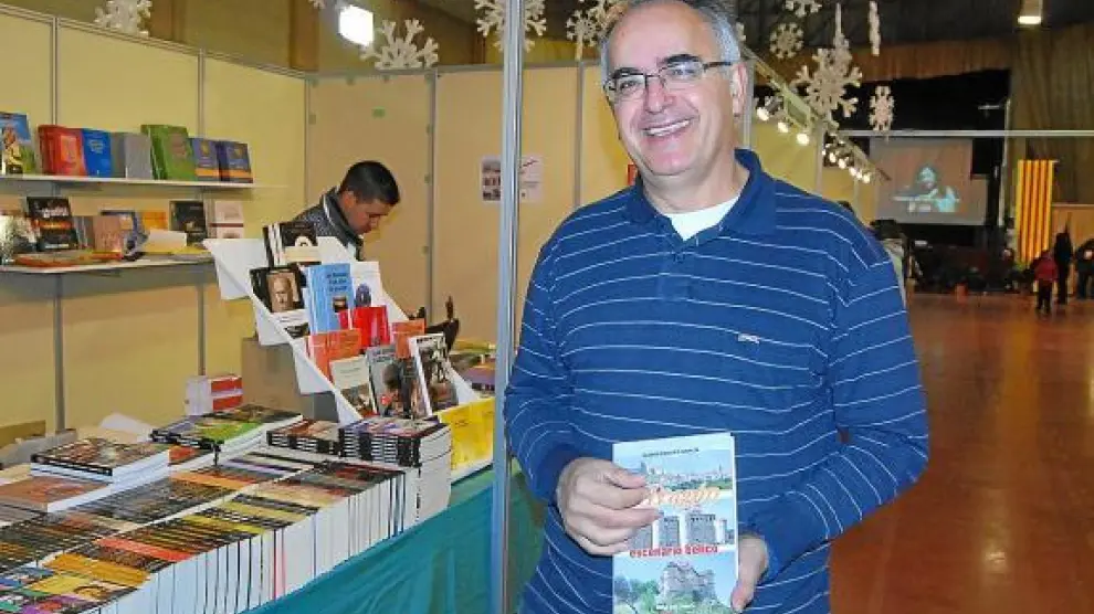 Eladio Romero, con un ejemplar de su libro 'Aragón, escenario bélico', en Monzón.