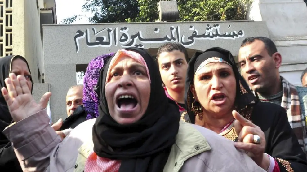 Familiares del egipcio Mohamed Faruk Mohamed Hasan, de 50 años,quien se fue ha quemado a lo bonzo frente a la sede del Gobierno