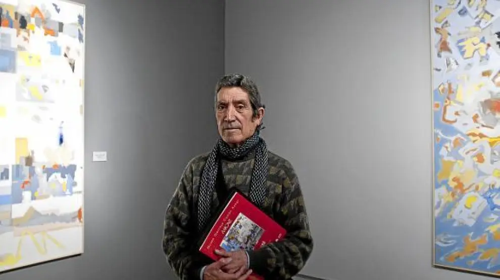 José Luis Balagueró, junto a algunas de las obras que muestra en Zaragoza.