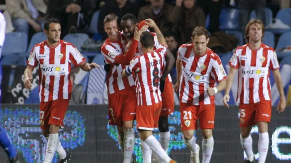 Los jugadores del Almería celebran un gol.