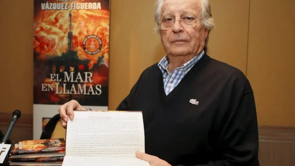 Alberto Vázquez-Figueroa con un ejemplar de 'El mar en llamas', en formato horizontal