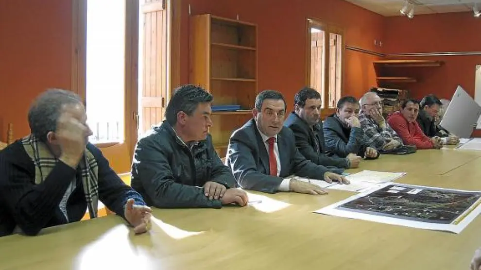 Un momento de la reunión entre el consejero y los responsables políticos de las dos comarcas.