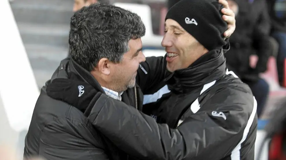 El saludo entre Onésimo y Calderón, pasado y presente del Huesca y buenos amigos, fue muy afectuoso.