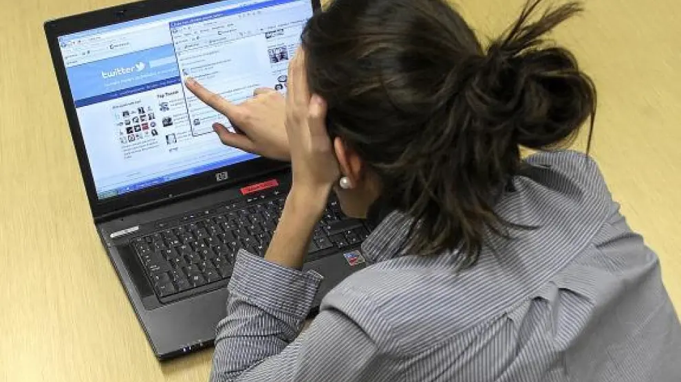 Una joven mira las páginas web de dos de las redes sociales más populares