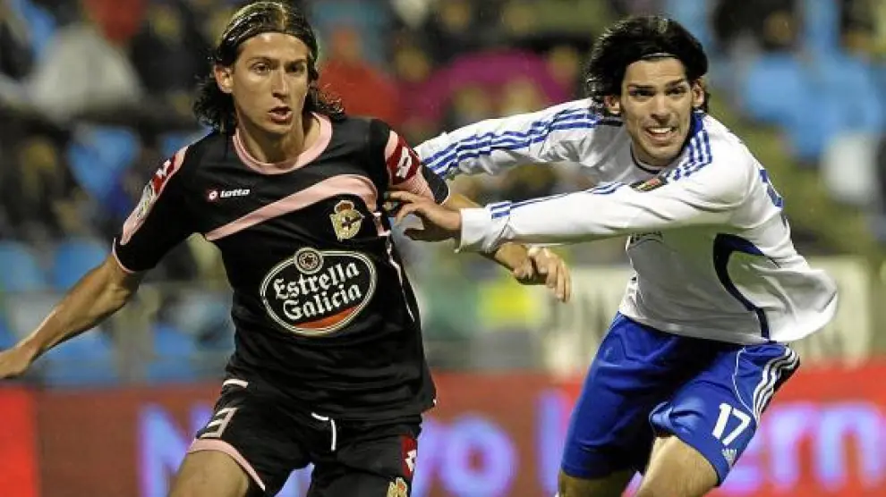 Lafita lucha con Filipe Luis, en la visita del Deportivo a La Romareda de la pasada campaña.