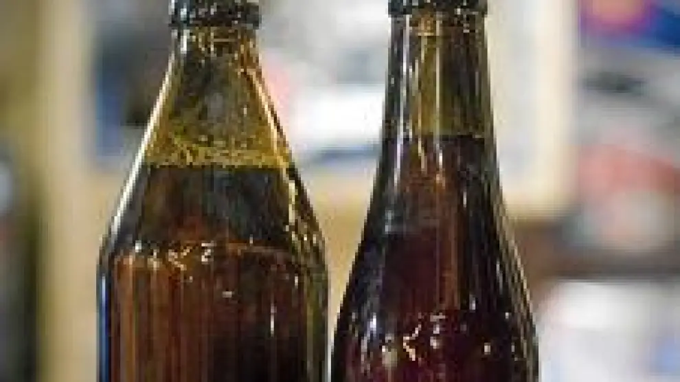 La cerveza casera que fabrica Sergio Ruiz, en copa, con su espectacular  espuma, y en su botella.