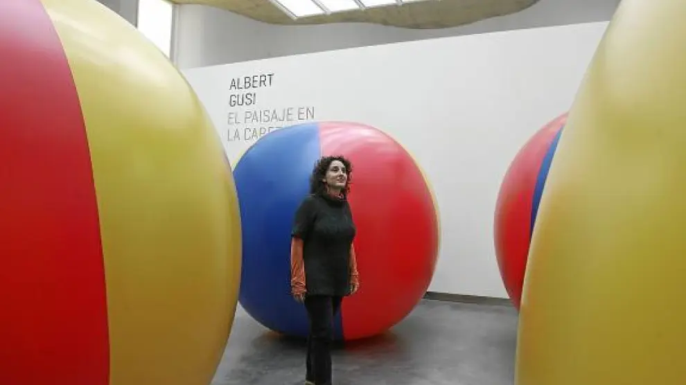 El artista Albert Gusi propone soltar estas grandes bolas por el glaciar del Aneto.