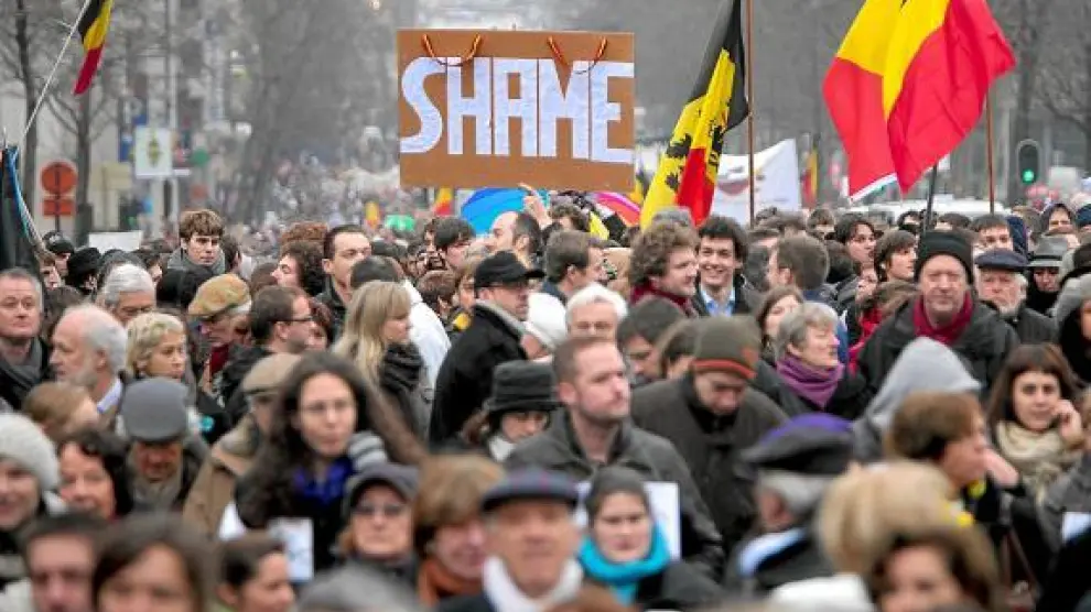 Miles de belgas, en la marcha de ayer bajo el lema 'Shame' (vergüenza en inglés).