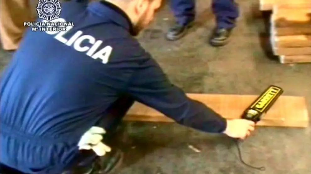 La policía revisa las maderas donde se ha encontrado la cocaína