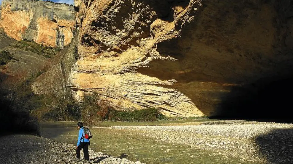 Un niño disfruta de la naturaleza a las orillas del río Vero, cerca de Alquézar, junto a la cueva de Picamartillo.