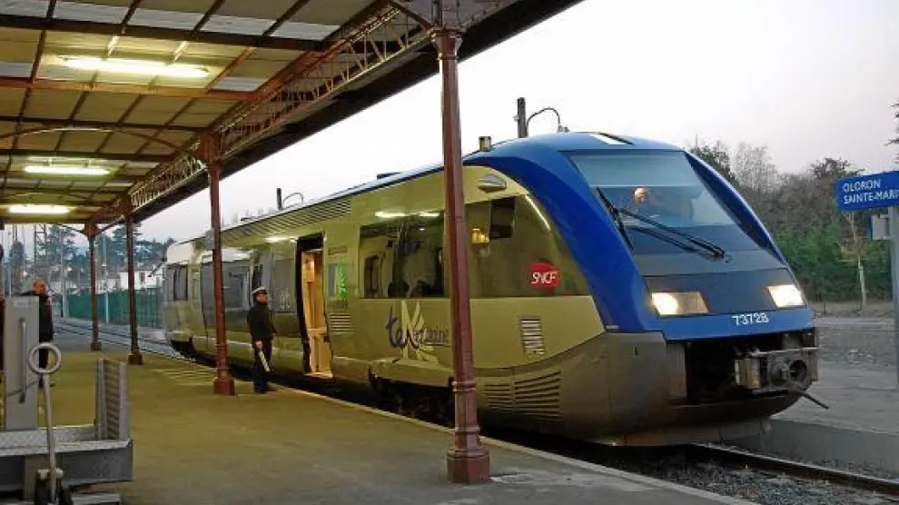 Un tren regional, en la estación de Olorón, tras reabrirse el tramo Pau-Olorón el pasado lunes.