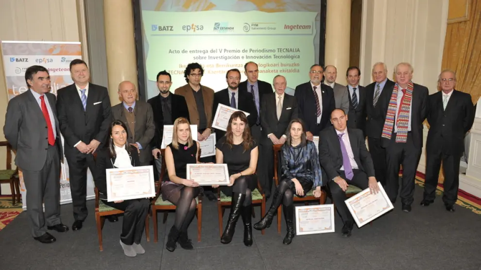 Los ganadores de la V edición del Premio Tecnalia de Periodismo sobre Investigación e Innovación Tecnológica, junto a los organizadores